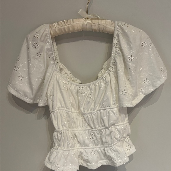 Adorable white eyelet top - Picture 4 of 5
